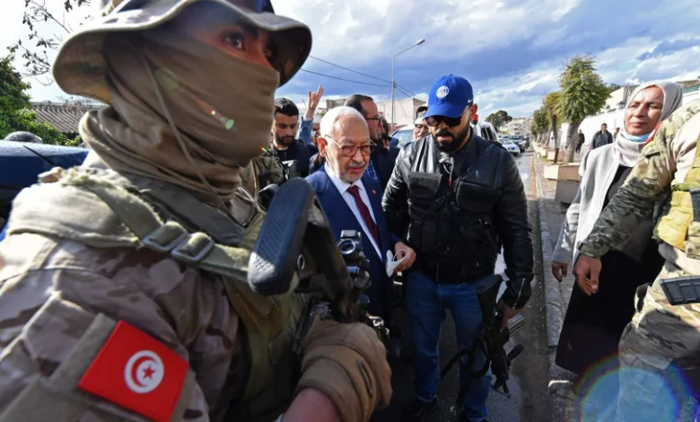 رئيس "حركة النهضة" راشد الغنوشي خلال توجهه للمثول أمام "شرطة مكافة الإرهاب" - تونس - 01 أبريل 2022