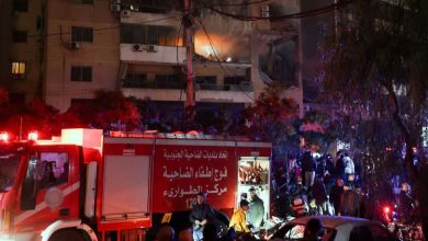 آثار الدمار على المبنى الذي استهدفته إسرائيل بمسيرة في الضاحية الجنوبية لبيروت، لبنان. 2 يناير 2024