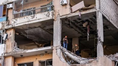آثار الدمار على المبنى الذي استهدفته إسرائيل بمسيرة في الضاحية الجنوبية لبيروت، لبنان. 3 يناير 2024