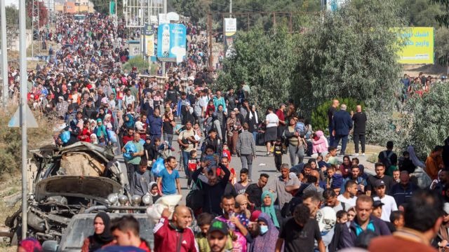 الآلاف من الفلسطينيين في النزوح من الشمال إلى الجنوب للنجاة بحياتهم من الهجوم الإسرائيلي