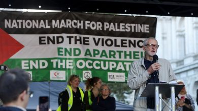 الزعيم السابق لحزب العمال جيريمي كوربين يتحدث خلال وقفة تضامنية مع الفلسطينيين في لندن. 14 أكتوبر 2023