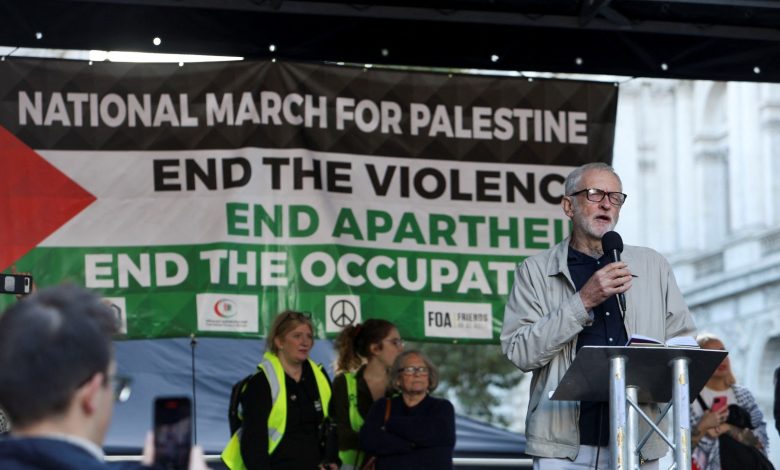 الزعيم السابق لحزب العمال جيريمي كوربين يتحدث خلال وقفة تضامنية مع الفلسطينيين في لندن. 14 أكتوبر 2023
