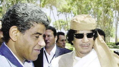 الزعيم الليبي الراحل معمر القذافي وإلى يمينه عبدالله السنوسي