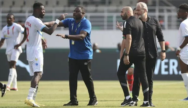 بداية المشادة بين لاعب الكونغو ومدرب المغرب