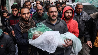 رجل فلسطيني يحمل جثة طفله الذي قتلته غارات إسرائيلية على مدينة رفح جنوب قطاع غزة. 17 يناير 2024
