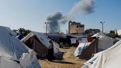 دخان يتصاعد جراء قصف إسرائيلي قرب مخيم يؤوي الفلسطينيين النازحين من شمال غزة في خان يونس بجنوب قطاع غزة. 26 أكتوبر