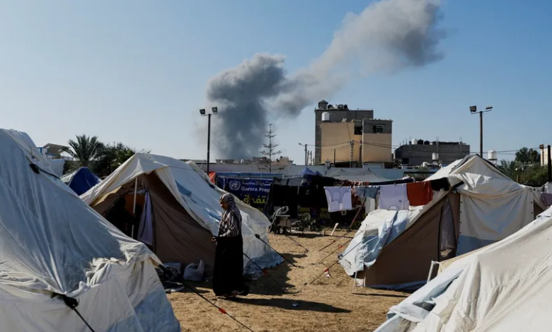 دخان يتصاعد جراء قصف إسرائيلي قرب مخيم يؤوي الفلسطينيين النازحين من شمال غزة في خان يونس بجنوب قطاع غزة. 26 أكتوبر