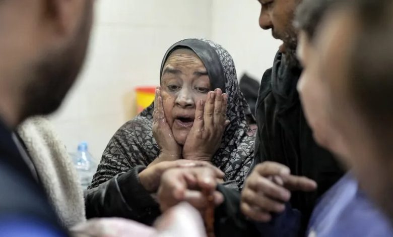 سيدة فلسطينية في حالة صدمة بعد فقدان أفراد من عائلتها في قصف إسرائيلي على خان يونس، غزة. 6 يناير 2024