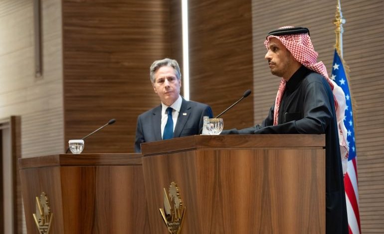 صورة للمؤتمر الصحفي المشترك بين رئيس الوزراء القطري الشيخ محمد بن عبد الرحمن آل ثاني ووزير الخارجية الأميركي أنتوني بلينكن