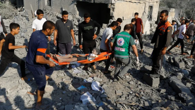 فرق إنقاذ ومتطوعون يحملون طفلاً مصاباً بعد انتشاله من بين الأنقاض جراء القصف الإسرائيلي على قطاع غزة