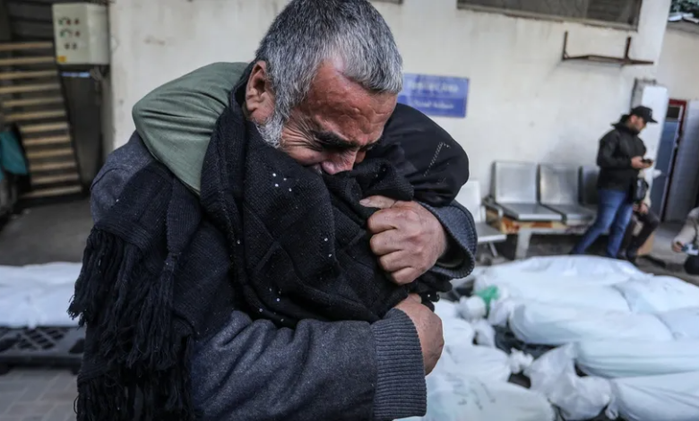 فلسطيني يبكي أمام جثامين أفراد من عائلته قتلتهم إسرائيل في قصف على رفح بجنوب قطاع غزة. 10 يناير 2024