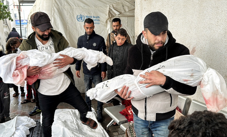 فلسطينيون يحملون جثث أطفالهم الذين قتلتهم إسرائيل في غارات على منازلهم في رفح بجنوب قطاع غزة. 13 ديسمبر 2023