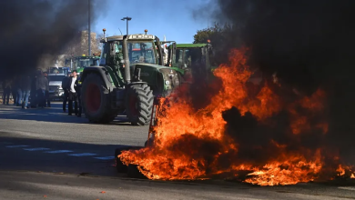 مزارعون يقطعون طريقاً رئيسياً خلال احتدجاجات في نيم، جنوب شرق فرنسا. 25 يناير 2024