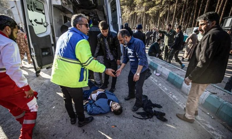 مسعفون خلال نقل أحد المصابين عقب وقوع انفجار بالقرب من قبر قاسم سليماني، في مدينة كرمان، إيران. 3 يناير 2024