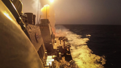صورة التقطتها البحرية الأمريكية في 19 تشرين الأول/أكتوبر 2023 تظهر مدمرة الصواريخ الموجهة من طراز Arleigh Burke USS Carney (DDG 64) وهي تسقط مجموعة من صواريخ الحوثيين ومركباتهم.