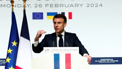 إمانويل ماكرون يتحدث خلال مؤتمر صحفي في ختام اجتماع دولي للتأكيد على الدعم الغربي لأوكرانيا. باريس، فرنسا. 27 فبراير 2024