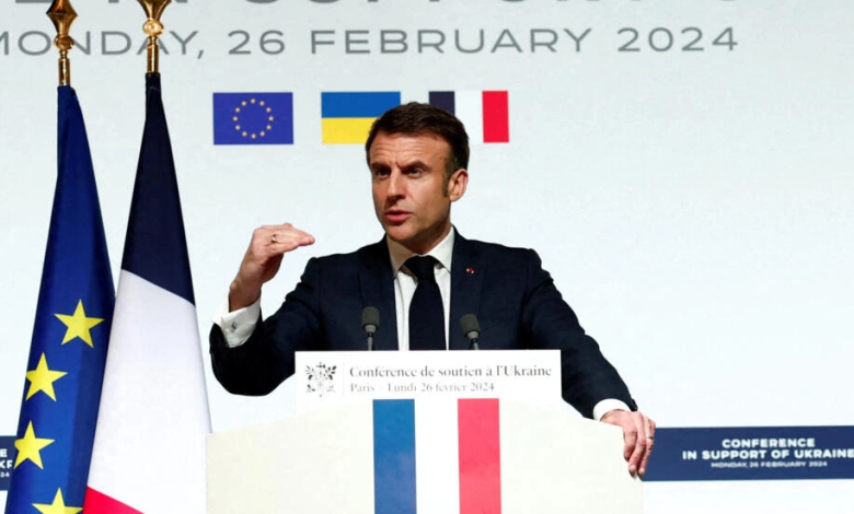 إمانويل ماكرون يتحدث خلال مؤتمر صحفي في ختام اجتماع دولي للتأكيد على الدعم الغربي لأوكرانيا. باريس، فرنسا. 27 فبراير 2024