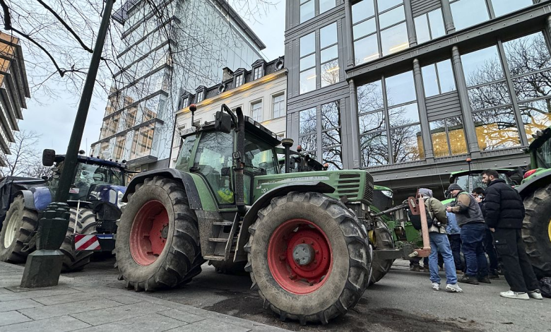 المزارعون الأوروبيون يصعّدون احتجاجاتهم ضد السياسة الزراعية المشتركة