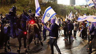 الشرطة الإسرائيلية تقمع مظاهرة تطالب بإقالة نتنياهو
