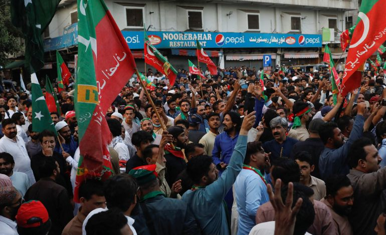 الآلاف تظاهروا في عدة مدن باكستانية احتجاجا على استبعاد عمران خان من أي منصب عام