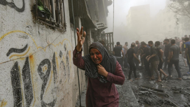 سيدة فلسطينية بعد تعرض حيها في غزة لقصف إسرائيلي