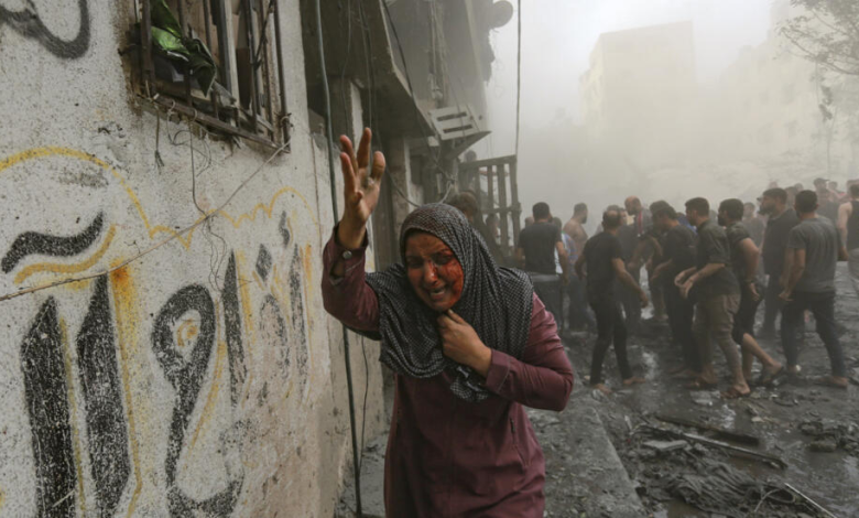 سيدة فلسطينية بعد تعرض حيها في غزة لقصف إسرائيلي