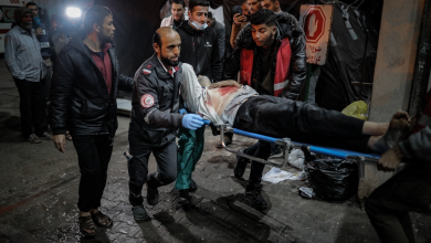 نقل مصابين في القصف الإسرائيلي على رفح إلى "مستشفى الكويت" جنوب القطاع لتلقي العلاج. غزة. 12 فبراير 2024