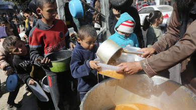 أطفال فلسطينيون ينتظرون في طوابير طويلة للحصول على قليل من الطعام في دير البلح
