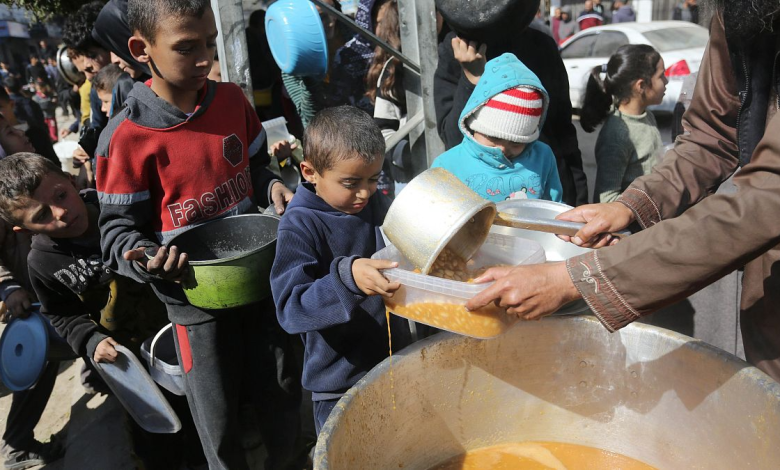 أطفال فلسطينيون ينتظرون في طوابير طويلة للحصول على قليل من الطعام في دير البلح