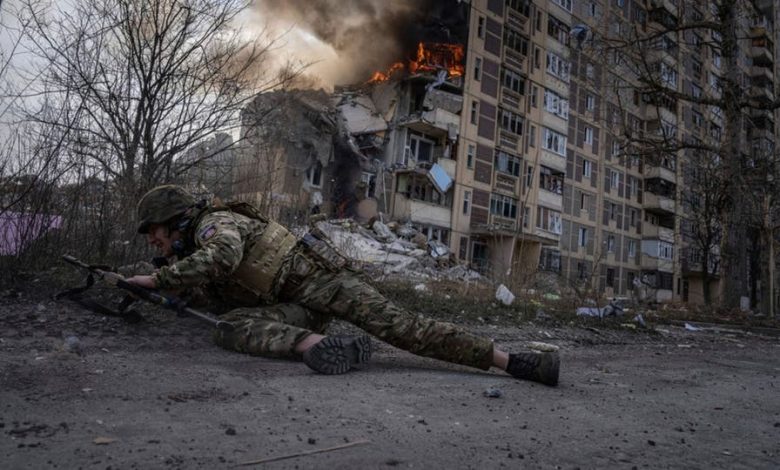 القوات الأوكرانية تنسحب من بلدة لاستوتشكينو غرب أفدييفكا