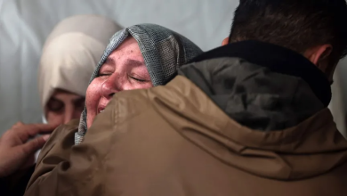 امرأة فلسطينية تبكي بعد وفاة أحد أفراد عائلتها في قصف إسرائيلي على رفح في جنوب قطاع غزة، في 16 فبراير 2024