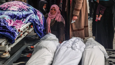 امرأة فلسطينية تجلس أمام جثامين عدد من ضحايا القصف الإسرائيلي في خان يونس بقطاع غزة. 24 يناير 2024