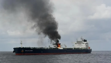 تصاعد دخان من السفينة التجارية مارلين لواندا بعد إصابتها بصاروخ حوثي مضاد للسفن في خليج عدن. 27 يناير 2024