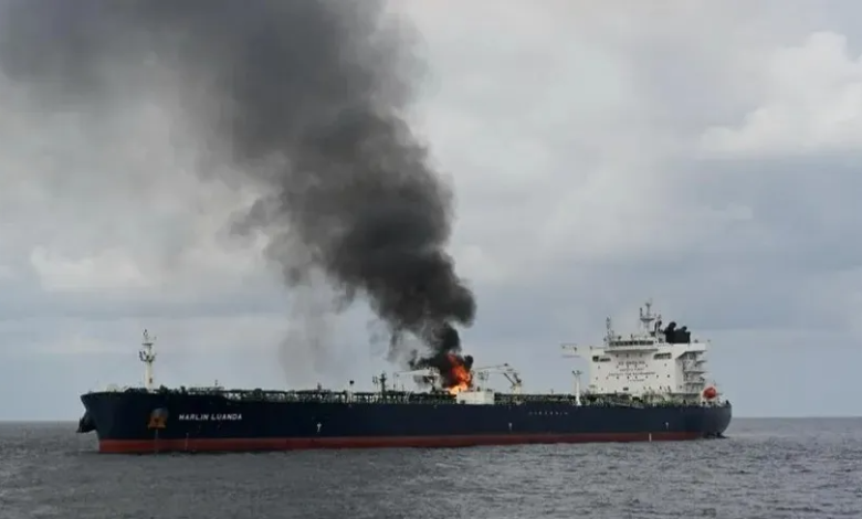 تصاعد دخان من السفينة التجارية مارلين لواندا بعد إصابتها بصاروخ حوثي مضاد للسفن في خليج عدن. 27 يناير 2024