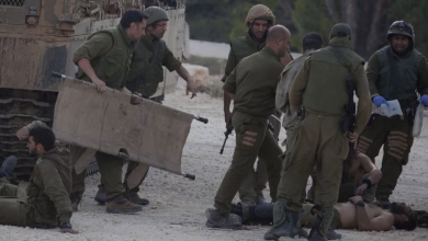 جنود إسرائيليون يسعفون أحد الجرحى خلال العملية العسكرية البرية التي يقومون بها في غزة