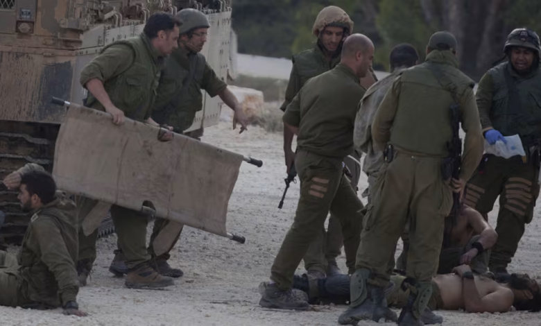 جنود إسرائيليون يسعفون أحد الجرحى خلال العملية العسكرية البرية التي يقومون بها في غزة