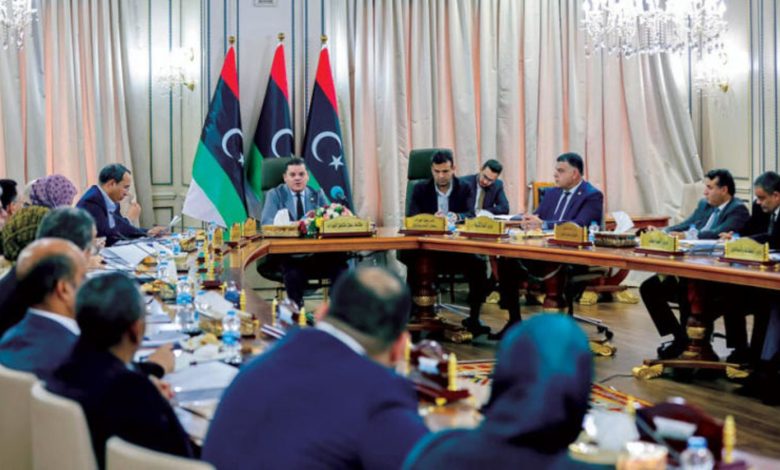 حكومة الدبيبة تتنصل من التزاماتها تجاه رواتب الموظفين الليبيين