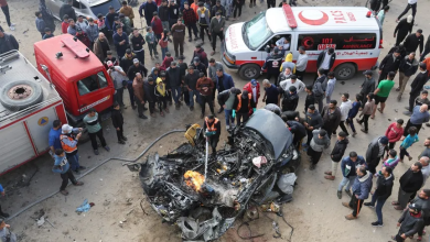 رجل إطفاء خلال إخماد نيران اشتعلت في سيارة مدنية ضربتها غارة إسرائيلية في رفح، جنوب قطاع غزة. 10 فبراير 2024