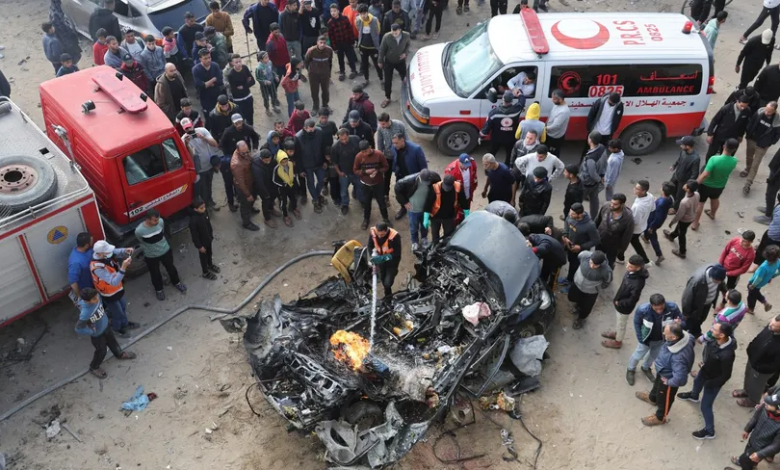 رجل إطفاء خلال إخماد نيران اشتعلت في سيارة مدنية ضربتها غارة إسرائيلية في رفح، جنوب قطاع غزة. 10 فبراير 2024