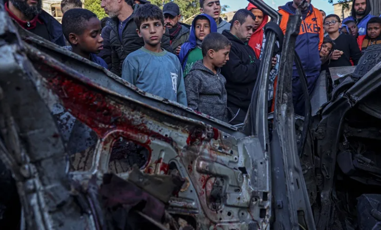 سيارة استهدفتها غارة إسرائيلية في رفح بجنوب قطاع غزة. 20 فبراير 2024
