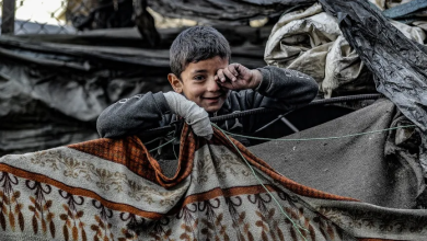 طفل فلسطيني ينتظر فيما يصطف النازحون لتلقي حصص غذائية وسط أزمة في توافر الغذاء بقطاع غزة. 5 فبراير 2024