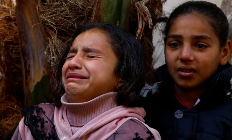 طفلتان فلسطينيتان تبكيان على ضحايا القصف الإسرائيلي في رفح، جنوب قطاع غزة. 22 فبراير 2024