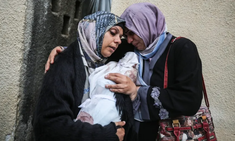فلسطينيتان تبكيان بعد سقوط طفل في قصف إسرائيلي على دير البلح، وسط قطاع غزة. 18 فبراير 2024