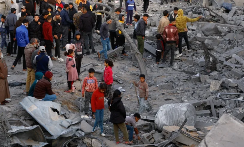 فلسطينيون يتجمعون في موقع غارة إسرائيلية على منزل في رفح جنوب قطاع غزة. 12 فبراير 2024