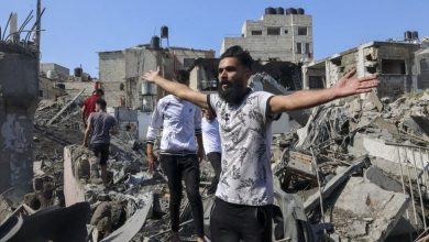 أشخاص يبحثون عن ناجين بعد غارة جوية إسرائيلية على رفح جنوب قطاع غزة