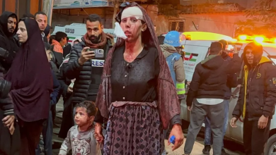مرأة فلسطينية مصابة مع ابنها بعد غارات إسرائيلية على مدينة رفح، يدخلان إلى المستشفى الكويتي جنوب غزة. 12 فبراير 2024