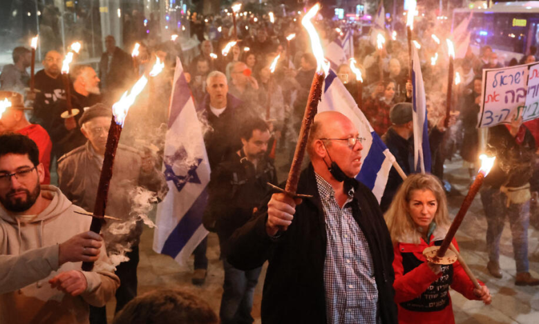 آلاف الإسرائيليين يطالبون برحيل نتنياهو وإجراء انتخابات عاجلة