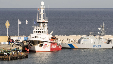 السفينة "أوبن آرمز" التي تحمل مئتي طن من المساعدات الغذائية لغزة، في ميناء لارنكا القبرصي في 9 آذار/مارس 2024