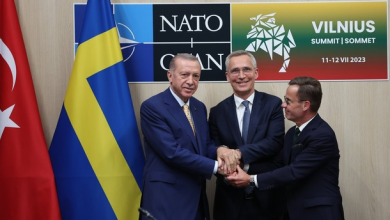الرئيس التركي رجب طيب أردوغان والأمين العام لحلف شمال الأطلسي "الناتو" ينس ستولتنبرغ ورئيس الوزراء السويدي أولف كريسترسون يتصافحون في فيلنيوس، ليتوانيا، 10-7-2023
