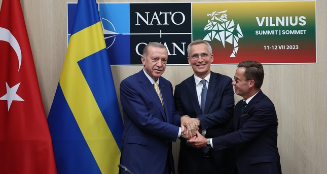 الرئيس التركي رجب طيب أردوغان والأمين العام لحلف شمال الأطلسي "الناتو" ينس ستولتنبرغ ورئيس الوزراء السويدي أولف كريسترسون يتصافحون في فيلنيوس، ليتوانيا، 10-7-2023